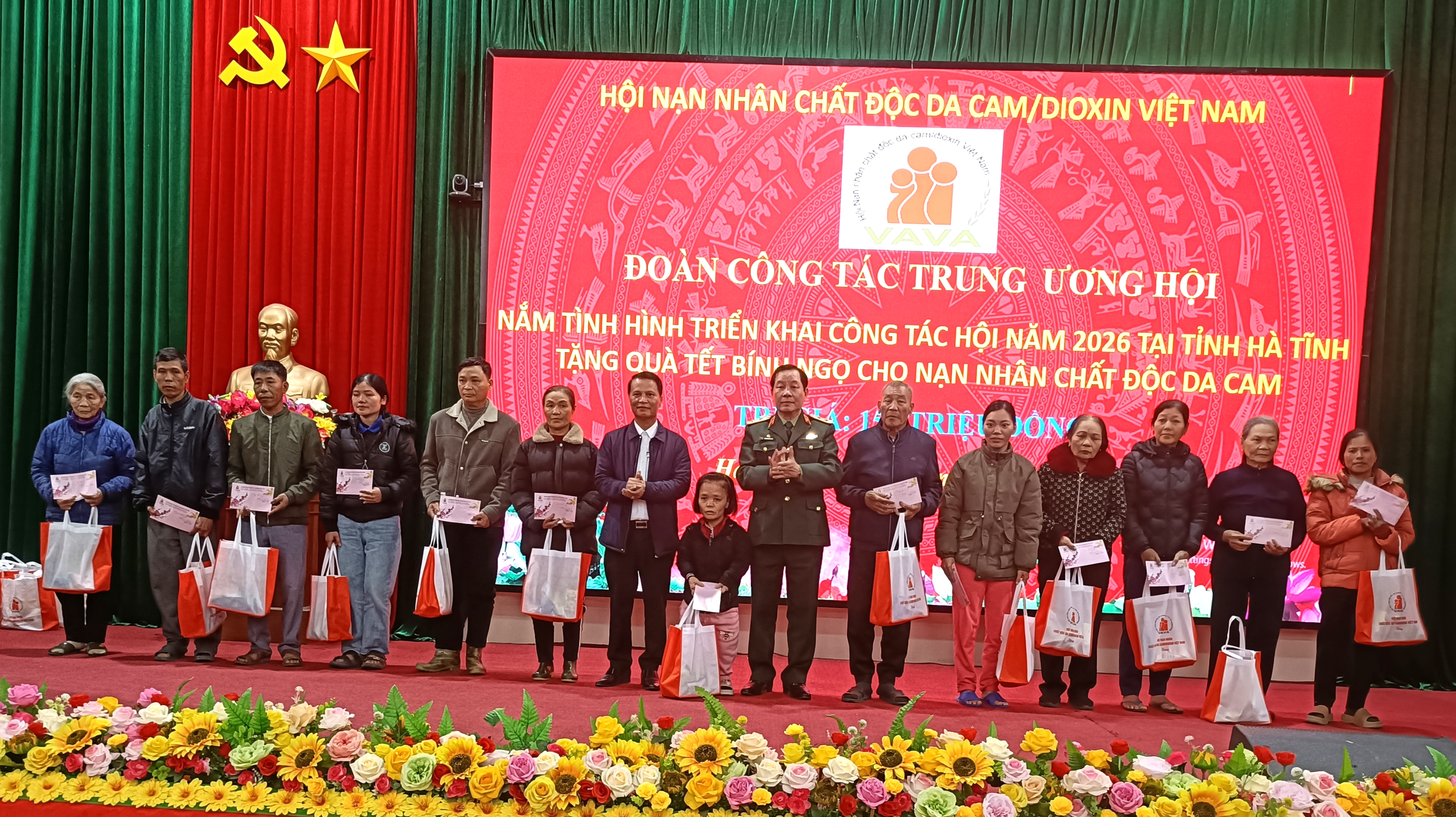 100 nạn nhân ở xã Đức Quang và Đức Thịnh được nhận quà tết Bính Ngọ của Trung ương Hội Nạn nhân chất độc da cam/dioxin Việt Nam.