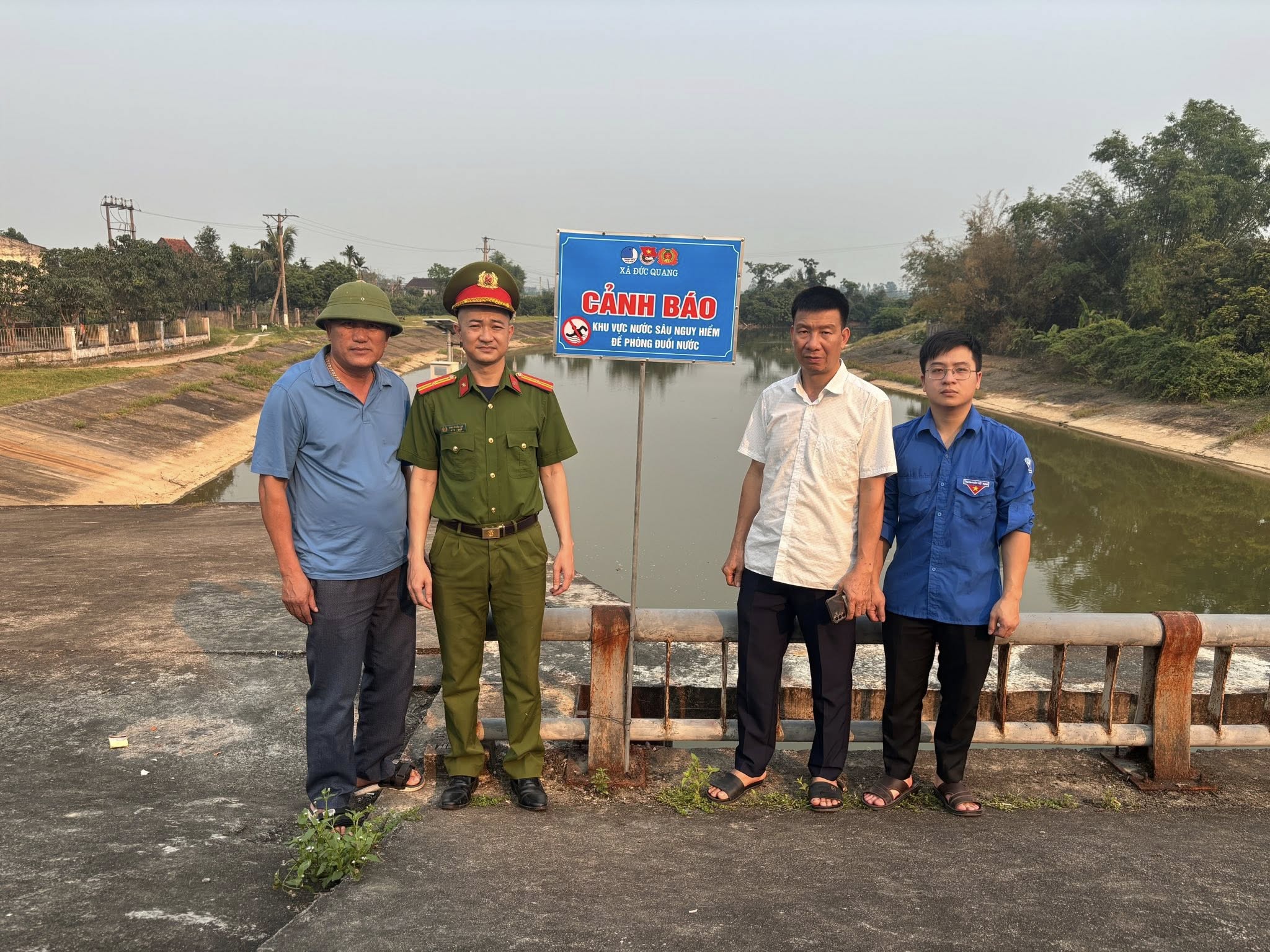 Đoàn Thanh niên và Công an xã Đức Quang lắp đặt biển cảnh báo khu vực nước sâu, chủ động phòng chống đuối nước.