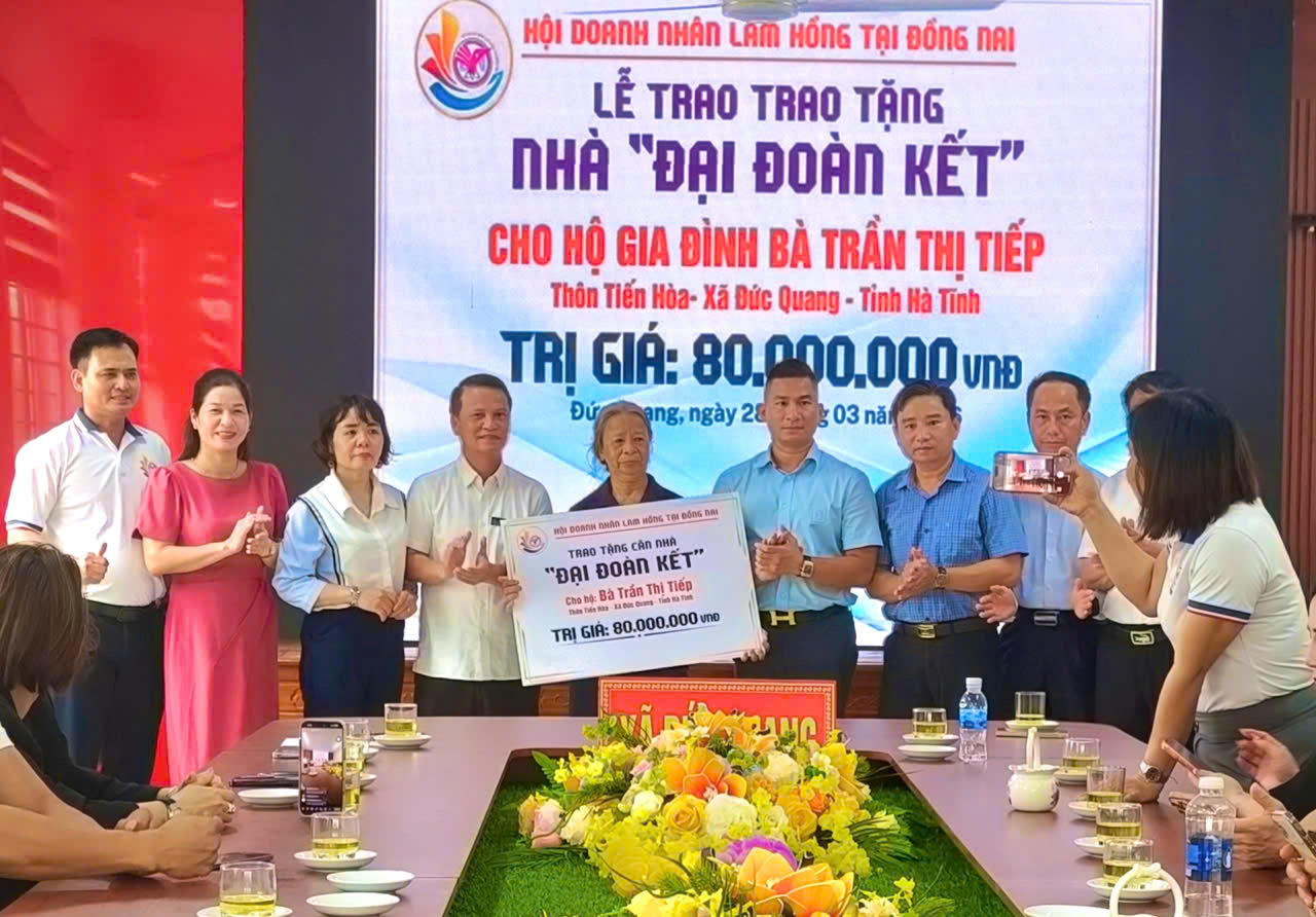 Một hộ nghèo ở xã Đức Quang được Hội Doanh nhân Lam Hồng tại Đồng Nai trao tặng nhà "Đại đoàn kết".