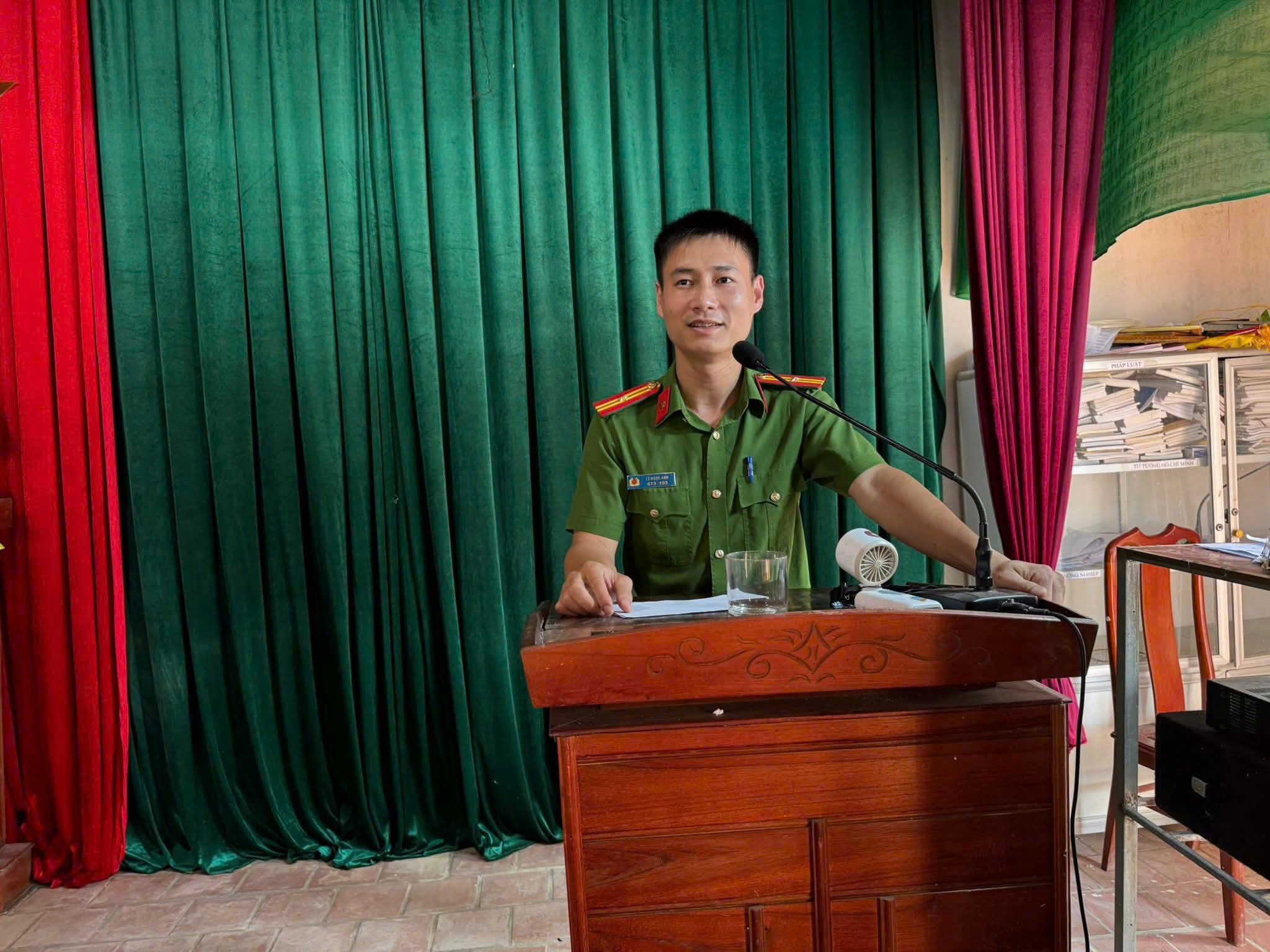 Công an xã Đức Quang tổ chức tuyên truyền tại thôn Hoa Đình