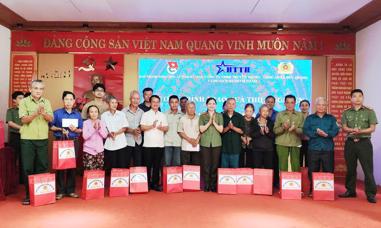 Tuổi trẻ công an tỉnh Hà Tĩnh trao 100 suất quà cho các hộ gặp hoàn cảnh khó khăn ở xã Đức Minh và Đức Quang.