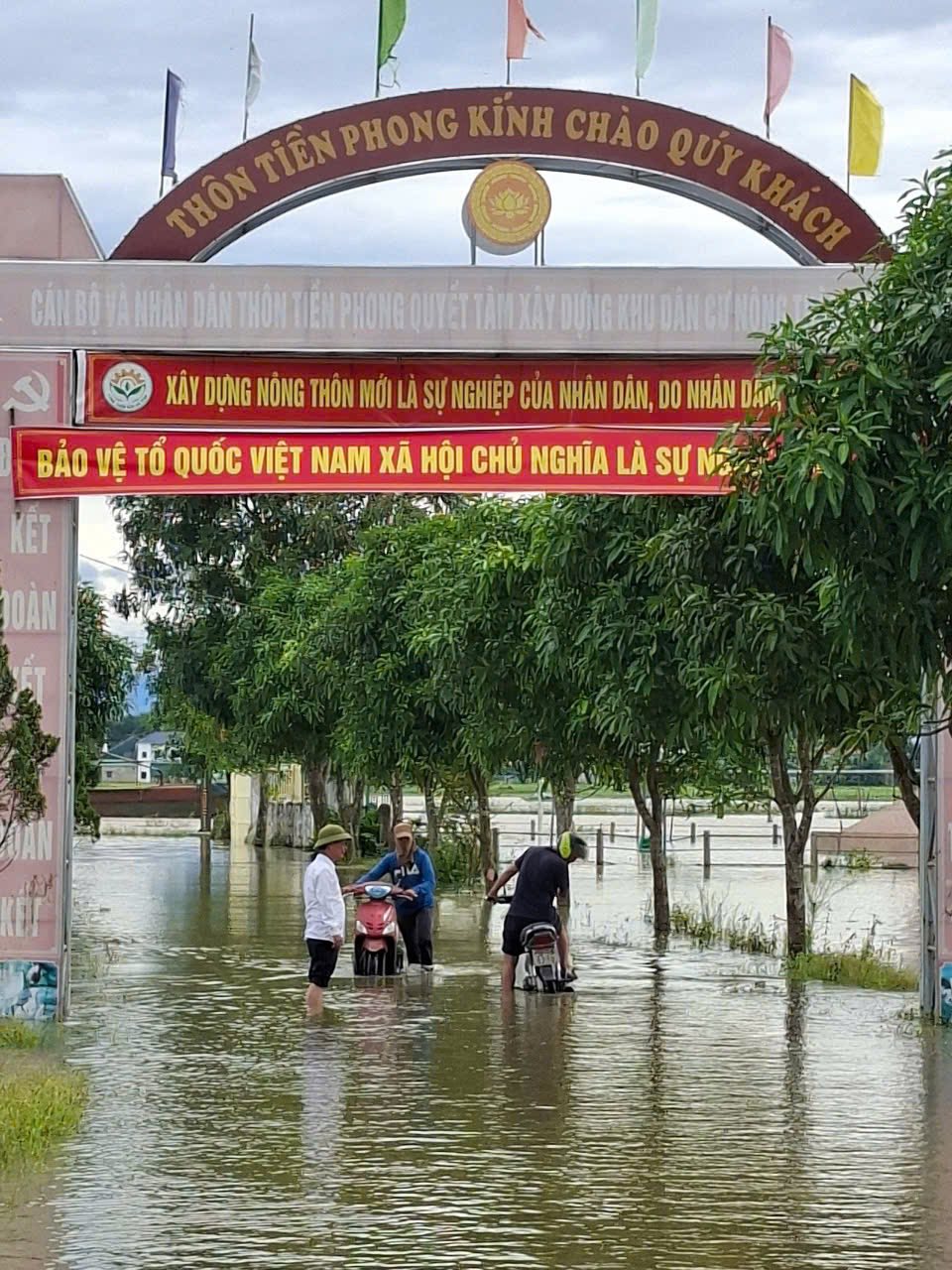XÃ ĐỨC QUANG BỊ ẢNH HƯỞNG BỞI NƯỚC LÊN TỪ SÔNG LAM – SÔNG CẢ