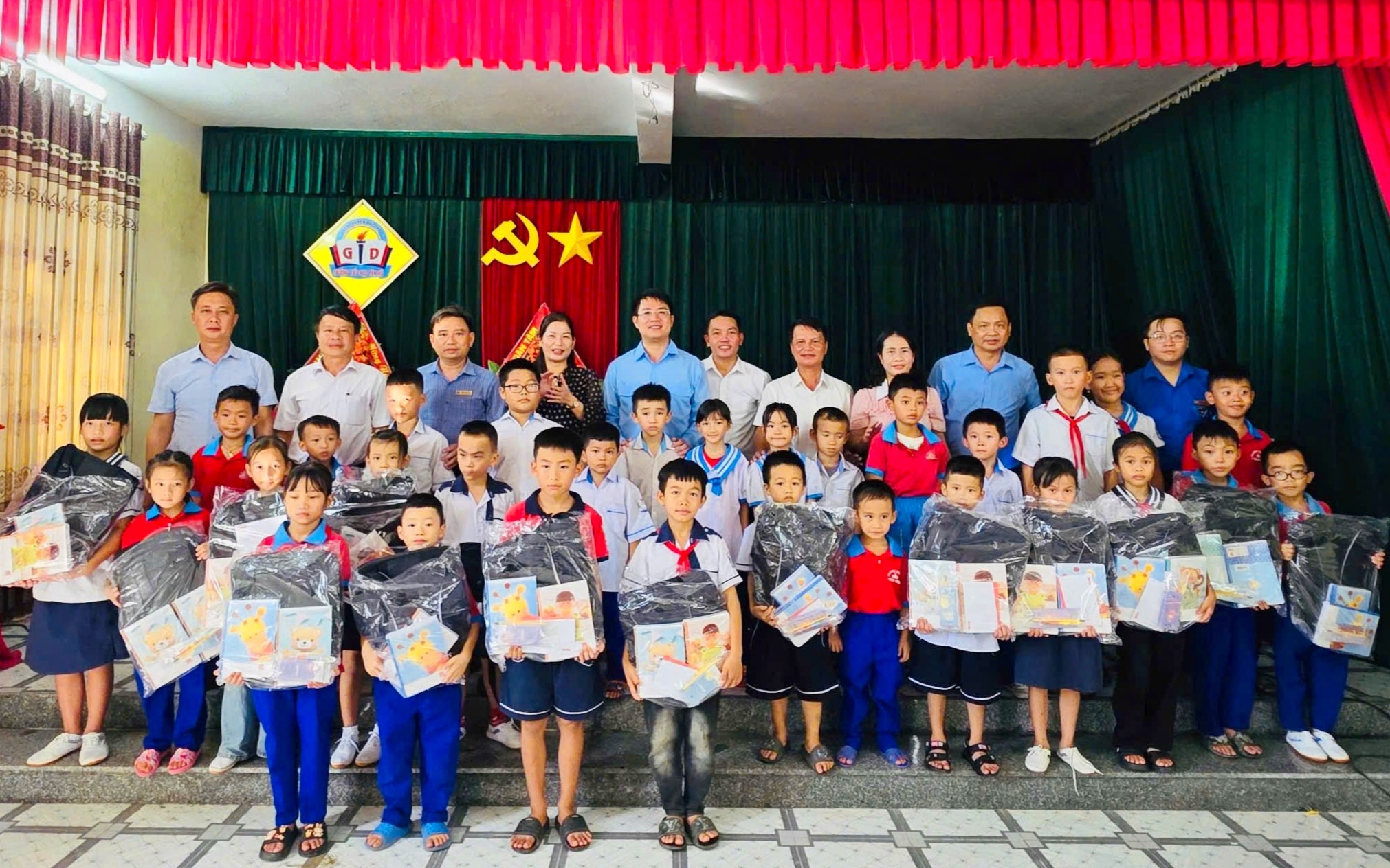 TRAO 30 SUẤT HỌC BỔNG “NGĂN DÒNG BỎ HỌC” 