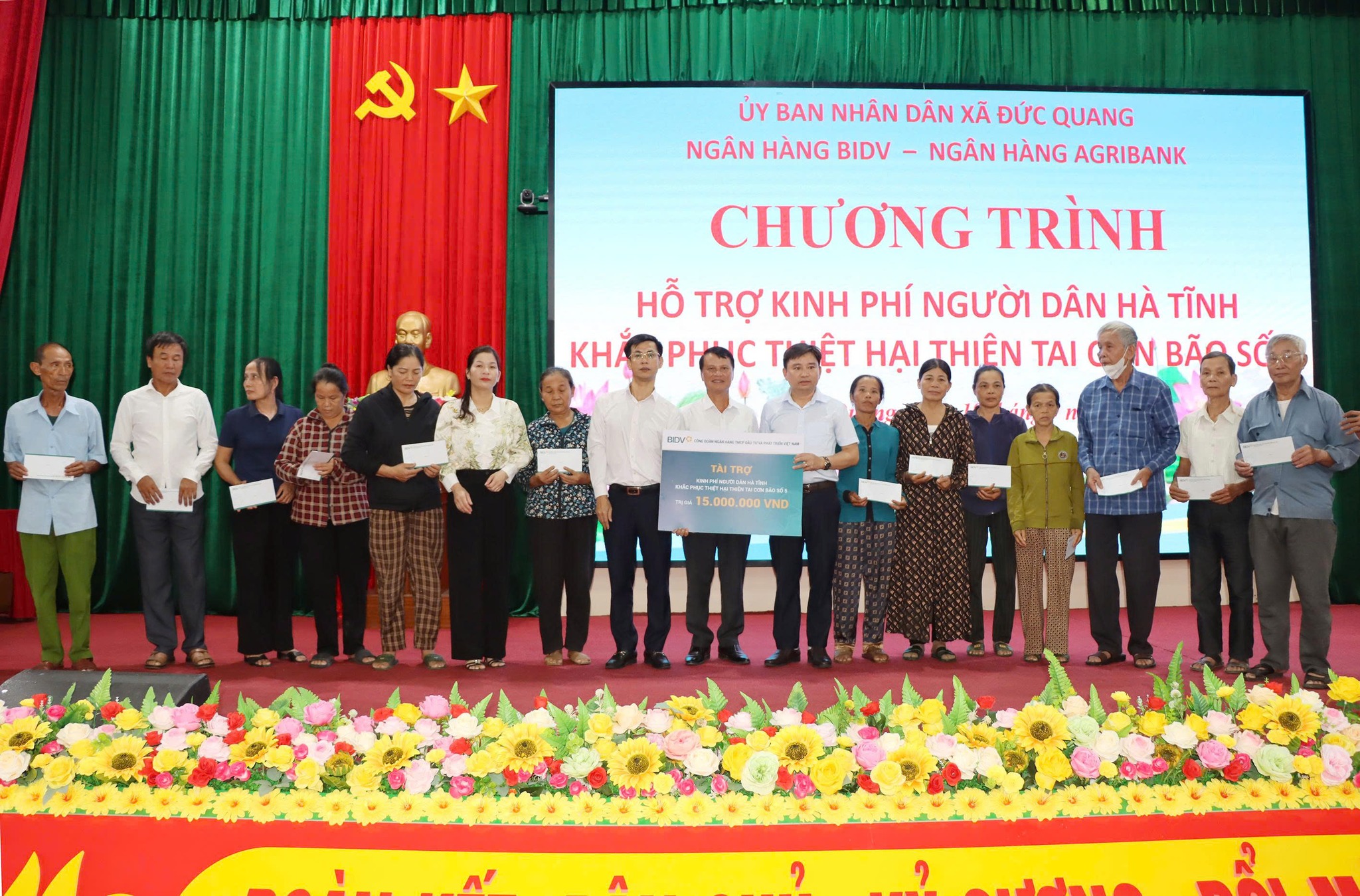 Chung tay sẻ chia khó khăn cùng người dân vùng bão