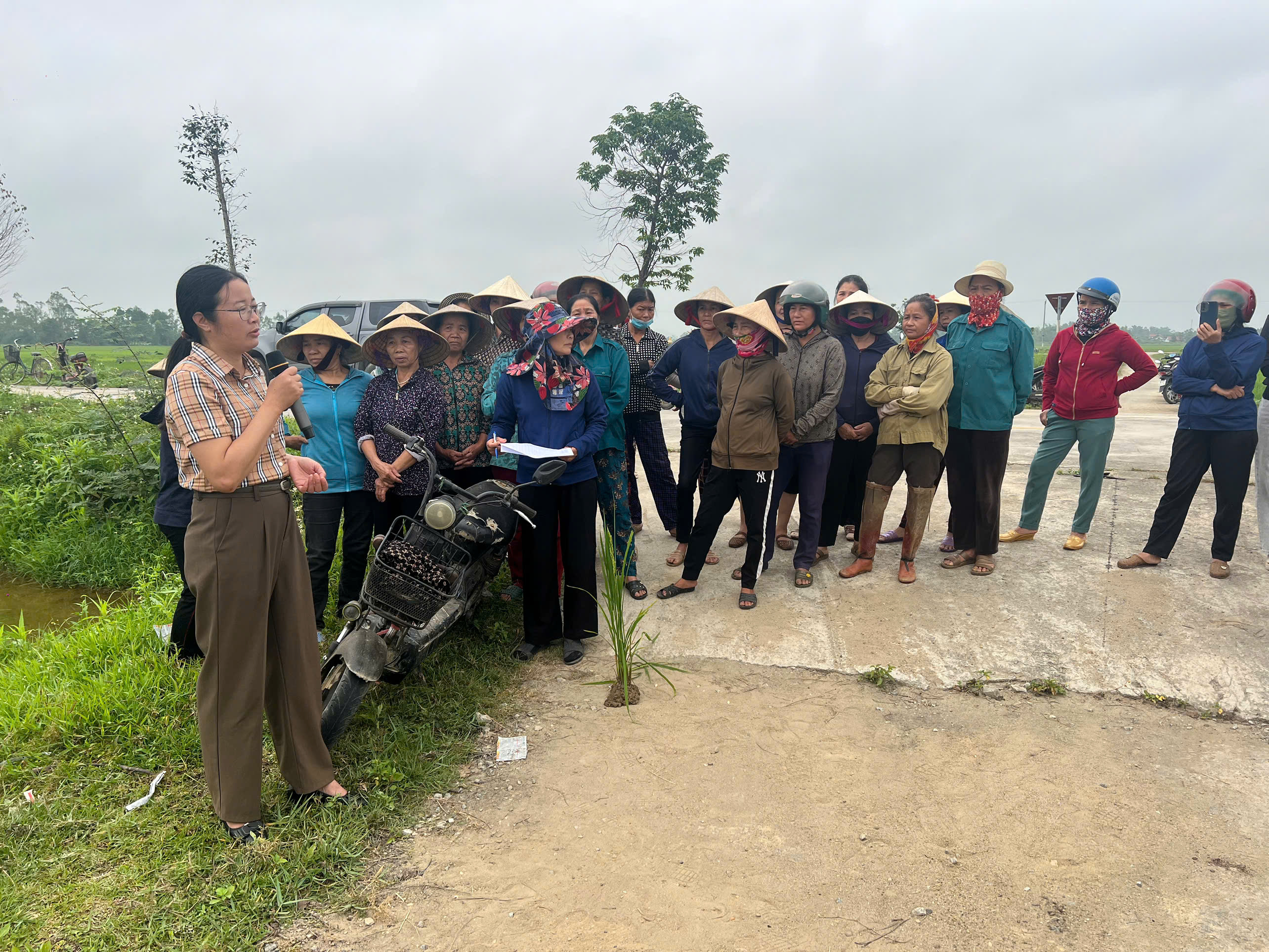 Trạm bảo vệ thực vật và Thú y Khu vực 2 phối hợp với UBND xã Đức Quang và Công ty Syngenta tập huấn phòng trừ bệnh đạo ôn cổ bông hại lúa xuân tại xã Đức Quang