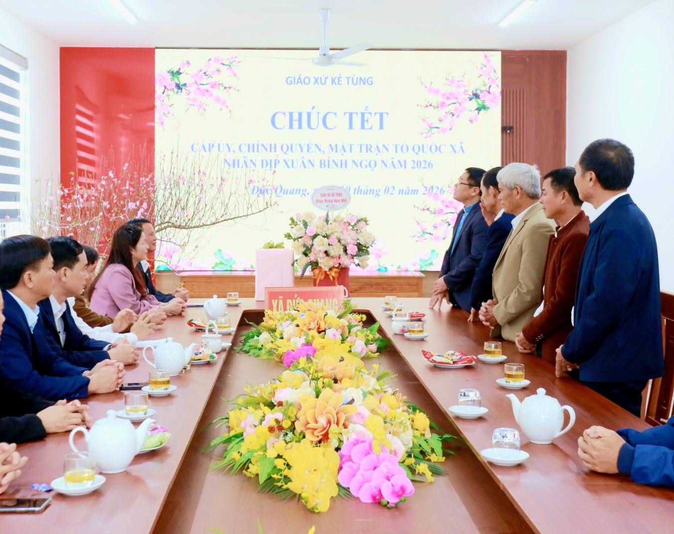 LINH MỤC ANTÔN TRẦN QUỐC TOẢN - LÀM TRƯỞNG ĐOÀN QUẢN XỨ GIÁO XỨ KẺ TÙNG CHÚC TẾT CẤP ỦY, CHÍNH QUYỀN, MẶT TRẬN TỔ QUỐC XÃ ĐỨC QUANG