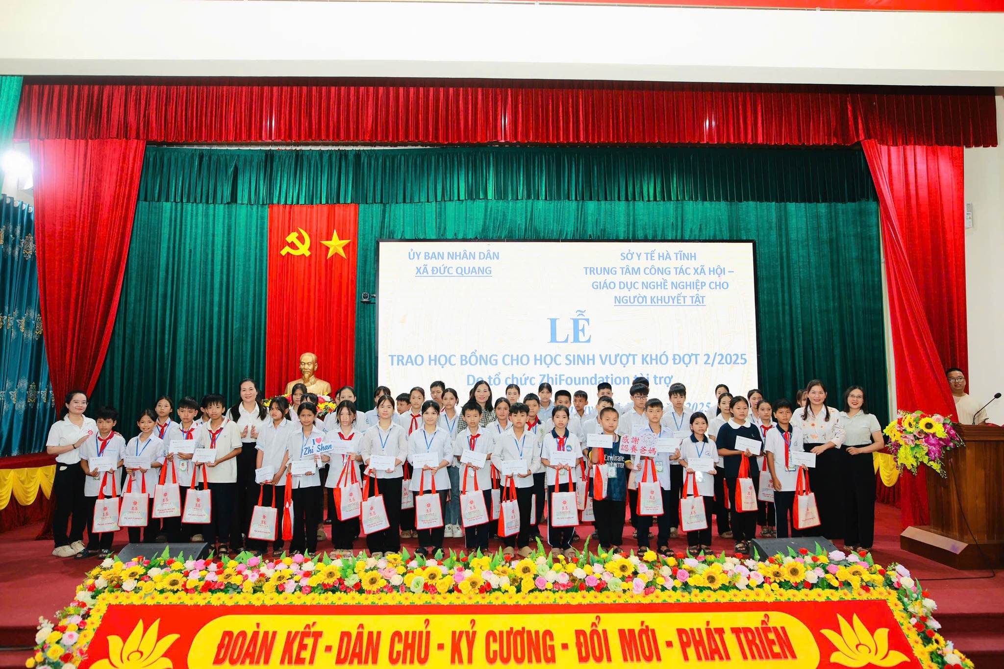 TRAO HỌC BỔNG CHO TRẺ EM CÓ HOÀN CẢNH KHÓ KHĂN 