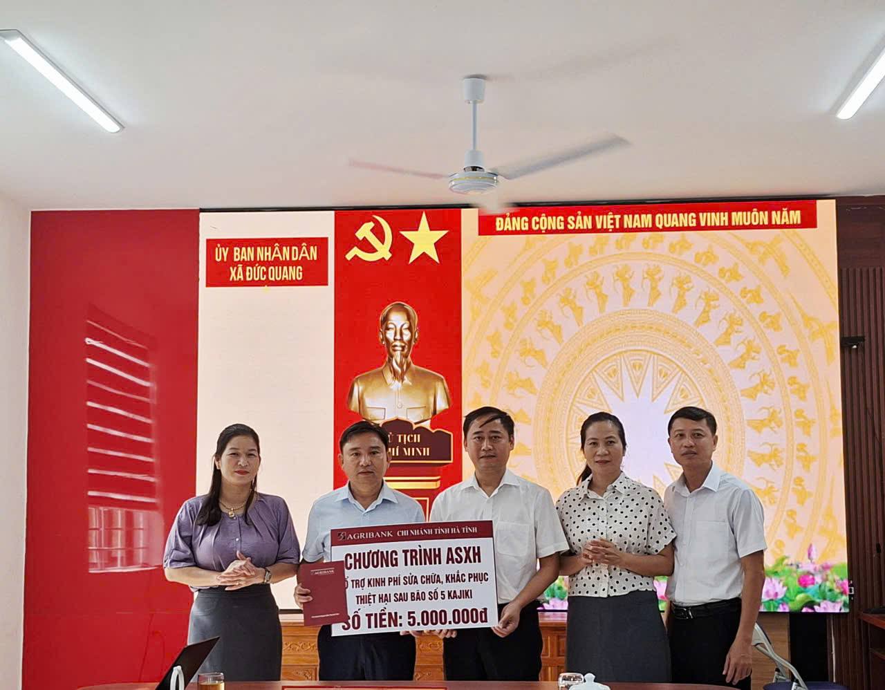 Agribank Chi nhánh Đức Thọ hỗ trợ xã Đức Quang khắc phục bão số 5 