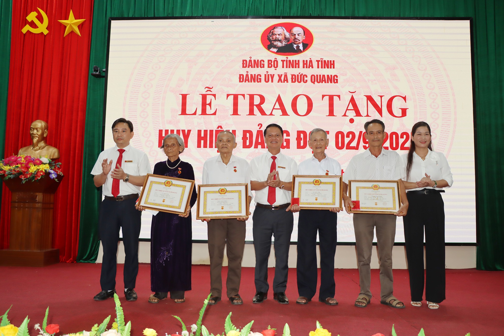Trao tặng Huy hiệu Đảng cho Đảng viên đợt 02/9 