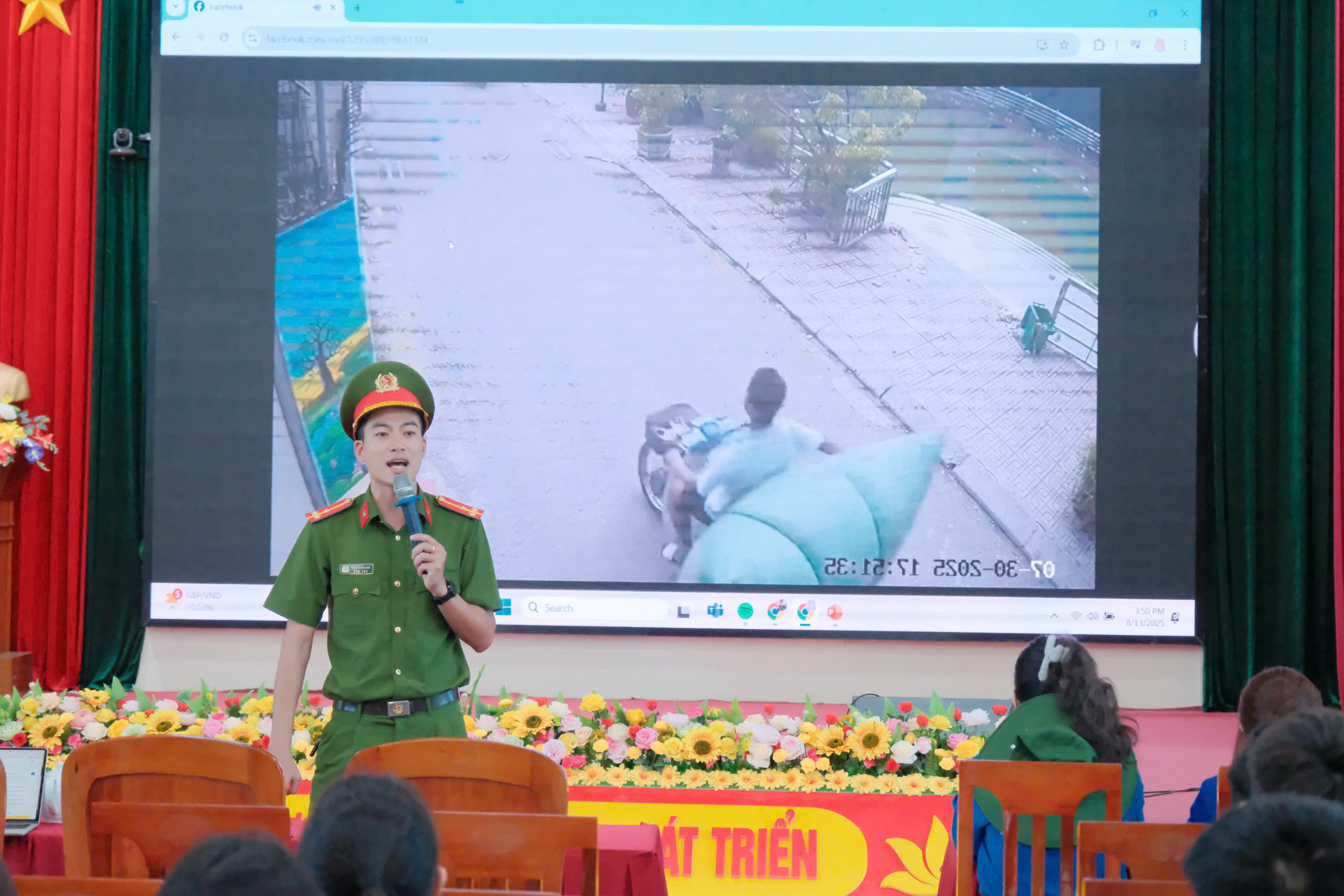 Công an xã phối hợp Đoàn TN tuyên truyền phổ biến giáo dục pháp luật