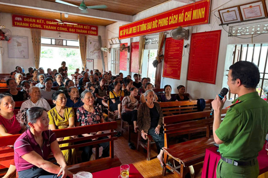 Công an xã Đức Quang đẩy mạnh tuyên truyền pháp luật, nâng cao nhận thức cho hội viên phụ nữ  