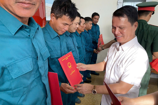 Ban Chỉ huy quân sự Đức Quang: Kiện toàn đội ngũ Thôn đội trưởng, Trung đội trưởng dân quân sau sáp nhập thôn.