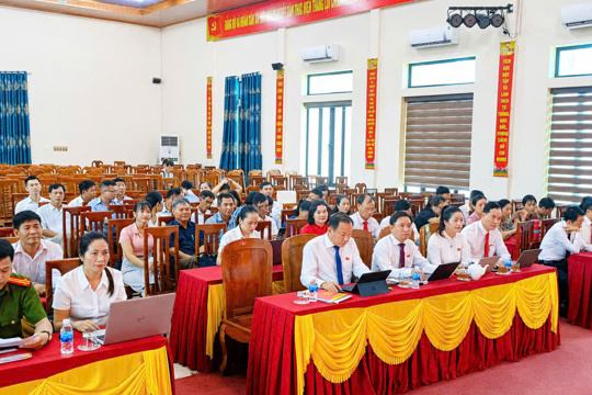 Kỳ họp thứ 4 HĐND xã Đức Quang: Phiên thảo luận, chất vấn, trả lời chất vấn diễn ra sôi nổi, thẳng thắn.