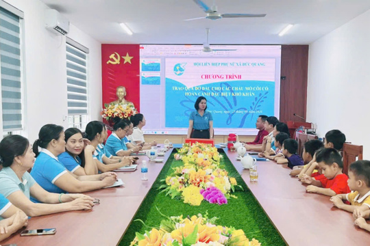 Hội LHPN xã Đức Quang và Đền Chiêu Trưng trao 10 suất quà trị giá 10 triệu đồng cho trẻ em mồ côi hoàn cảnh đặc biệt khó khăn dịp Tết Trung thu.