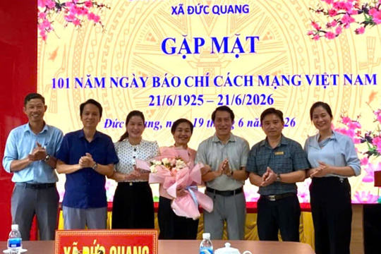 Xã Đức Quang gặp mặt, tặng hoa chúc mừng Trung tâm Dịch vụ Tổng hợp nhân Ngày Báo chí Cách mạng Việt Nam.