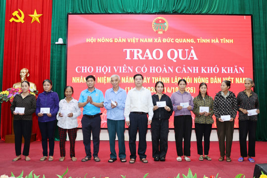 Đức Quang: Ấm áp chương trình trao tặng quà cho hội viên Nông dân và Phụ nữ khó khăn