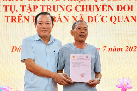 Đức Quang in và cấp trên 800 Giấy chứng nhận quyền sử dụng đất nông nghiệp sau chuyển đổi cho người dân. 