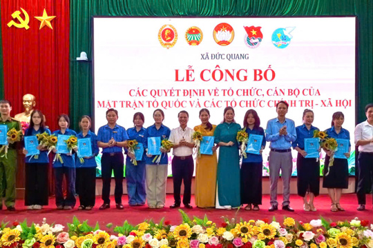 Đức Quang công bố quyết định về tổ chức, cán bộ Mặt trận Tổ quốc và các tổ chức chính trị - xã hội sau sắp xếp thôn.