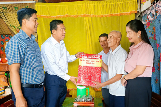 Chủ nhiệm Ủy ban Kiểm tra Tỉnh ủy Trần Tú Anh thăm, tặng quà gia đình người có công tiêu biểu hoàn cảnh khó khăn ở xã Đức Quang.