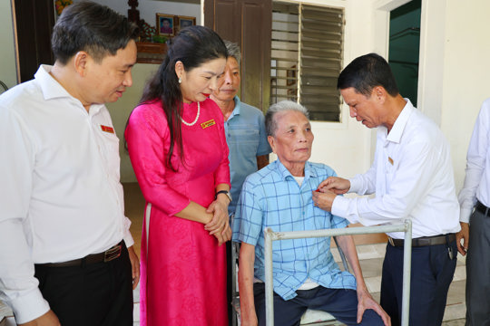 Lãnh đạo xã Đức Quang trao Huy hiệu Đảng 65 năm và quà của Ủy viên Bộ Chính trị, Phó Thủ tướng Thường trực Chính phủ Phạm Gia Túc tại nhà cho đảng viên Phùng Khắc Thuận – Đảng viên chi bộ Đức Vĩnh