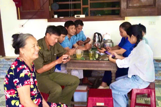 Đức Quang ra quân đồng loạt hỗ trợ người dân cài đặt ứng dụng i-Hà Tĩnh cho người dân trên địa bàn toàn xã. 