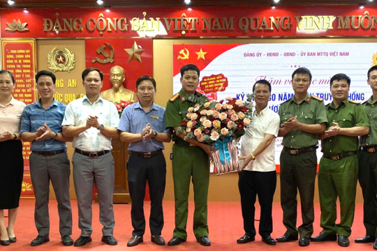 Đức Quang: Lãnh đạo xã thăm, chúc mừng Công an xã nhân kỷ niệm 80 năm Ngày truyền thống lực lượng An ninh nhân dân