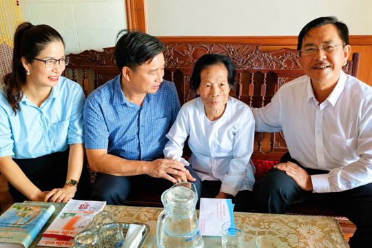 Lãnh đạo xã và con em xa quê xã Đức Quang thăm Mẹ Việt Nam anh hùng Nguyễn Thị Ngụ.