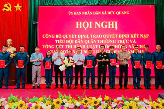 Đức Quang công bố quyết định thành lập lực lượng Dân quân thường trực và tổng kết thi hành các luật về quốc phòng.