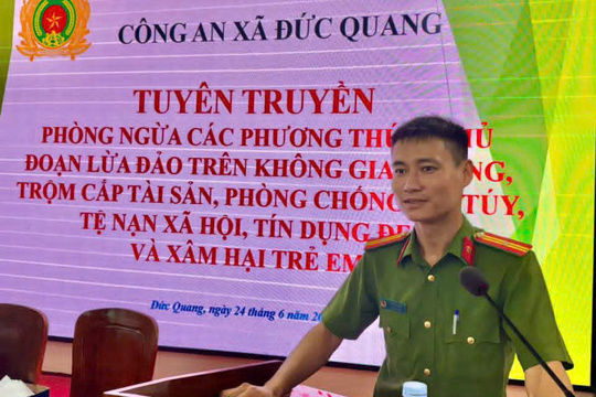  Công an xã Đức Quang lồng ghép tuyên truyền về các phương thức, thủ đoạn lừa đảo qua mạng, trộm cắp tài sản, phòng chống ma tuý, tệ nạn xã hội, tín dụng đen và xâm hại trẻ em cho nhân dân trên địa bàn dự tiếp xúc cử tri./. 