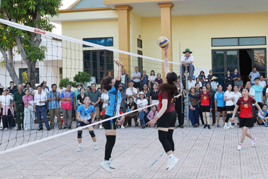 Đức Quang: Đội tuyển thôn Đức Vĩnh vô địch giải bóng chuyền da nữ