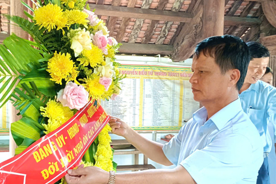 Thường trực Đảng ủy xã Đức Quang tri ân các Anh hùng liệt sĩ