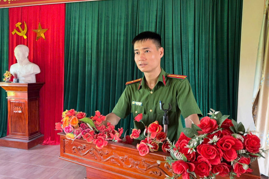 Sáng 25/6/2026, Công an xã Đức Quang tuyên truyền, phát tờ rơi về các phương thức, thủ đoạn lừa đảo, trộm cắp tài sản, phòng chống ma tuý, tệ nạn xã hội, tín dụng đen và xâm hại trẻ em cho các thành viên Chi hội người cao tuổi thôn Trung Nam Hồng, xã Đức Quang./. 