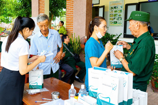 Gần 100 hội viên Hội Cựu chiến binh xã Đức Quang được khám, tư vấn chăm sóc sức khỏe răng miệng. 