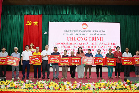Đức Quang: 12 hộ được trao hỗ trợ mô hình sinh kế, tổng trị giá 144 triệu đồng 