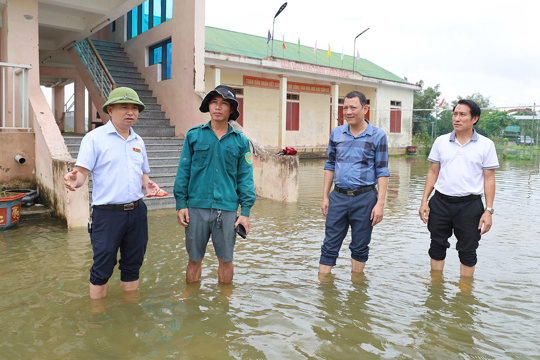 Khu dân cư Tiền Phong ( thôn Quang Lộc ) bị ngập cục bộ, Chủ tịch UBND xã Đức Quang chỉ đạo công tác ứng phó.