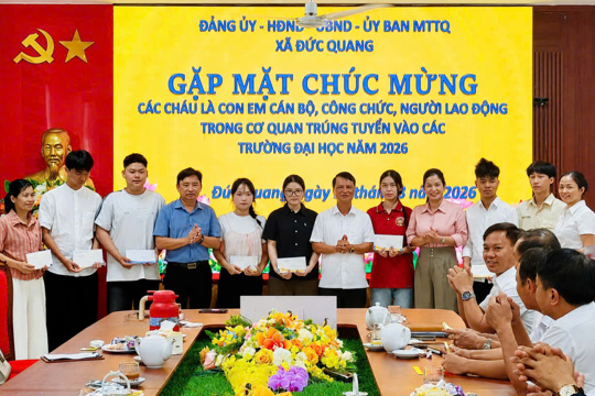 Ấm áp buổi gặp mặt chúc mừng 9 con em của cán bộ công chức, viên chức trong cơ quan Đảng ủy, HĐND, UBND, Ủy ban MTTQ thi đậu vào các trường Đại học năm 2026.