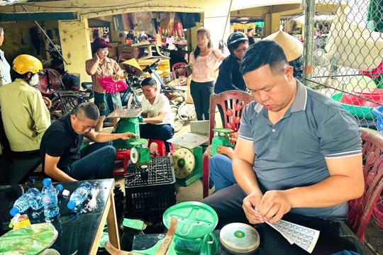 Đức Quang: Kiểm định miễn phí trên 100 phương tiện đo lường của các hộ kinh doanh tại chợ Trổ.