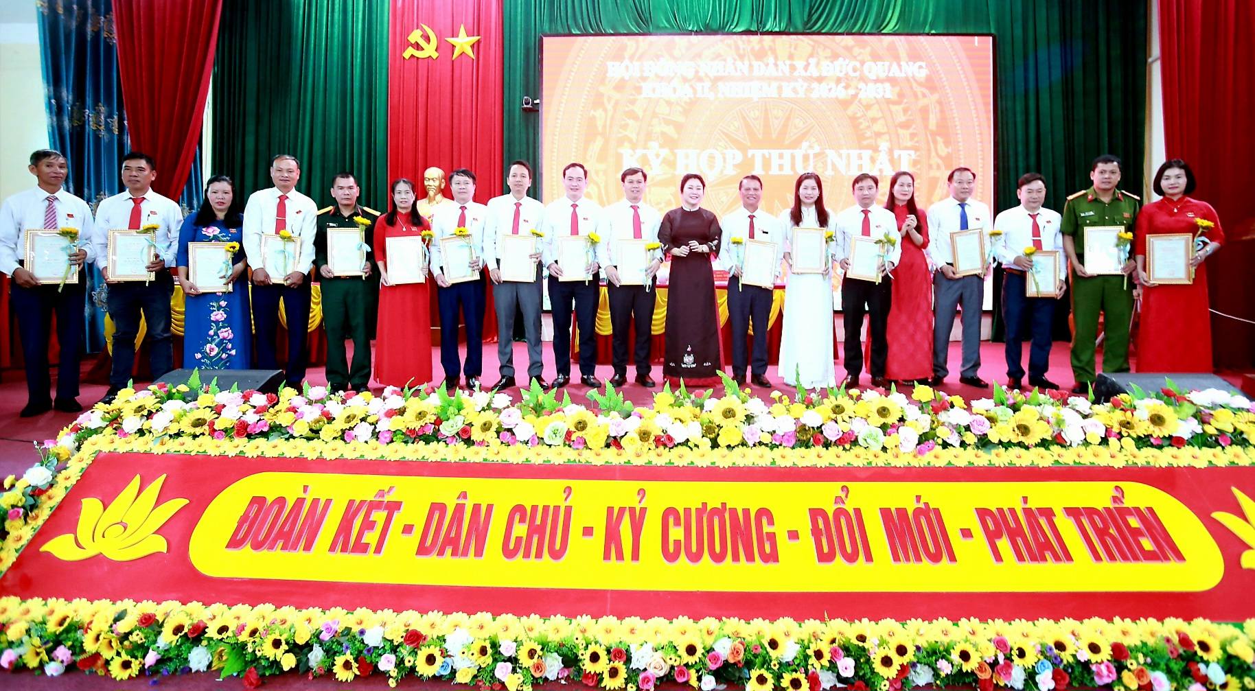 Kỳ họp thứ nhất HĐND xã Đức Quang khóa mới: Kiện toàn các chức danh HĐND - UBND. 