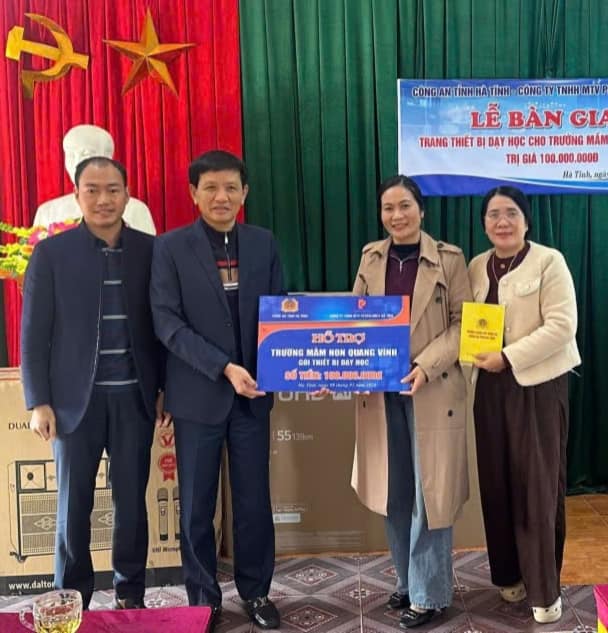 Công an tỉnh - Cty TNHH MTV Petrolimex Hà Tĩnh trao tặng thiết bị dạy học cho tổng trị giá 100 triệu đồng cho Trường Mầm non vùng lũ xã Đức Quang.