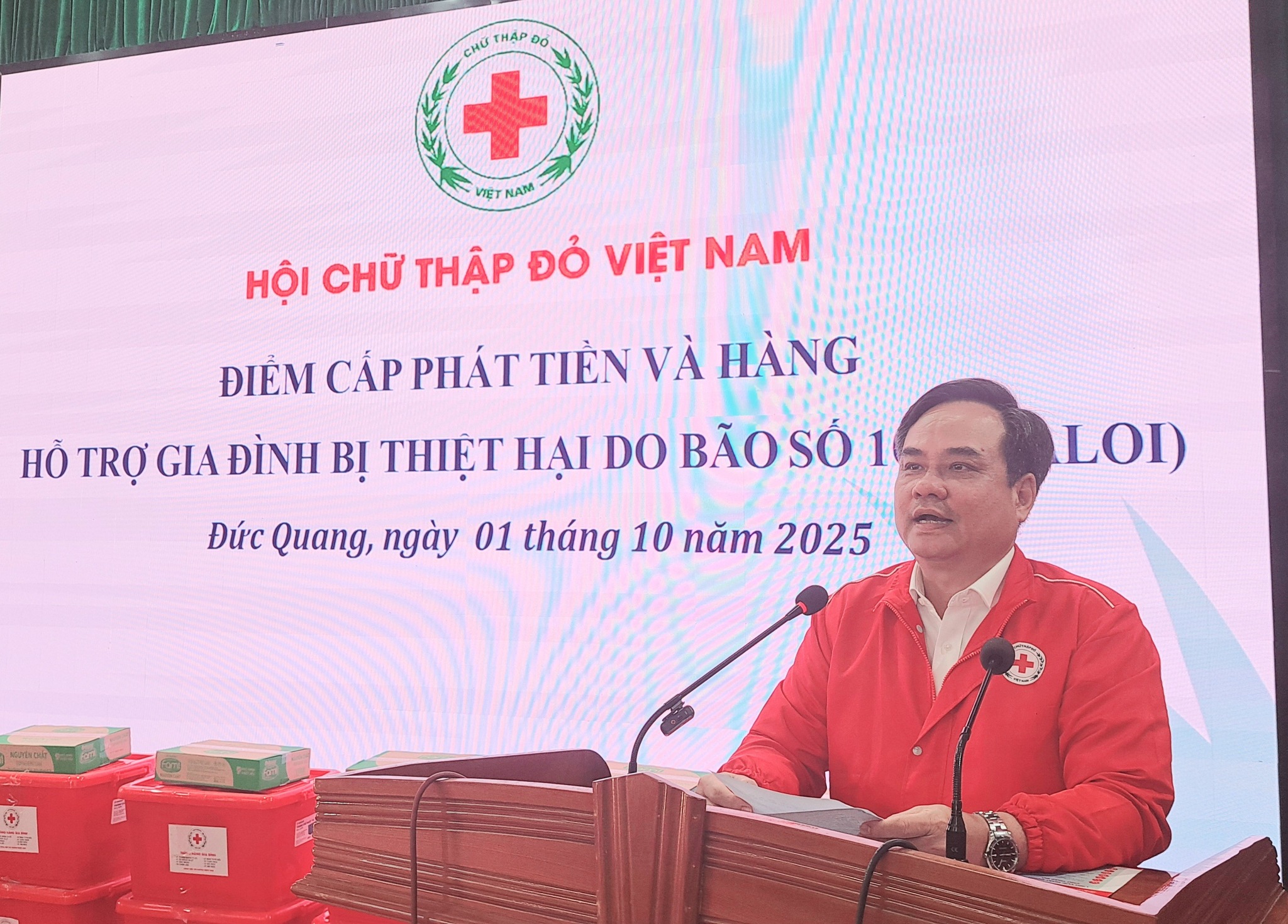 Hội Chữ thập đỏ Việt Nam tặng quà cho bà con vùng lũ xã Đức Quang 