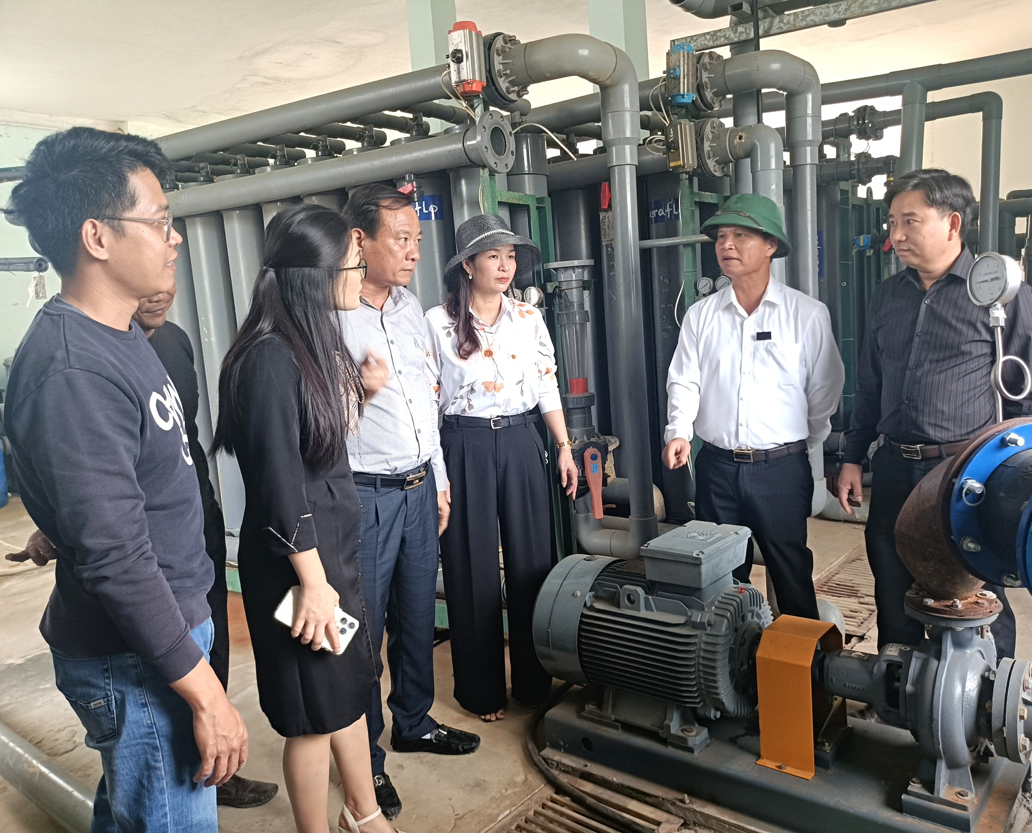Lãnh đạo xã Đức Quang khảo sát thực tế các mô hình sản xuất, dịch vụ trên địa bàn. 
