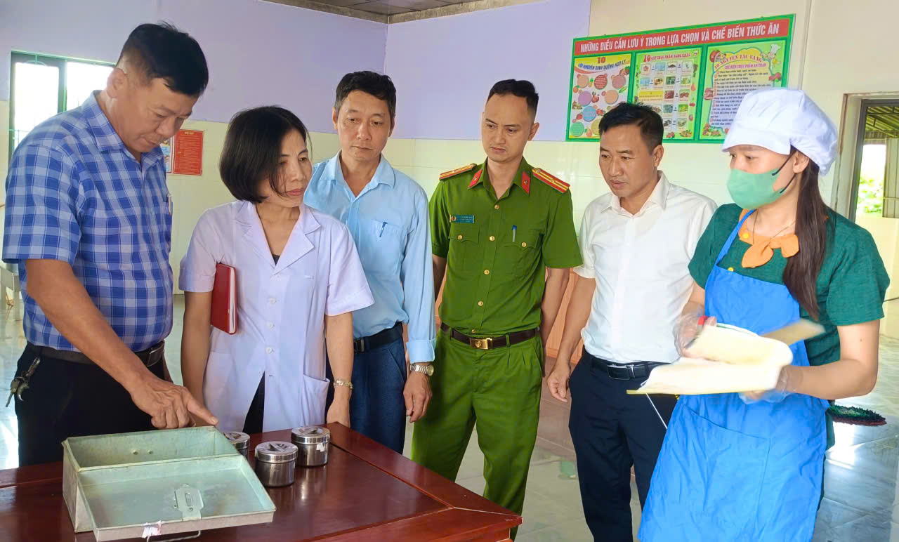 Đức Quang khởi động “Tháng hành động vì an toàn thực phẩm” từ kiểm tra bếp ăn bán trú trường mầm non.