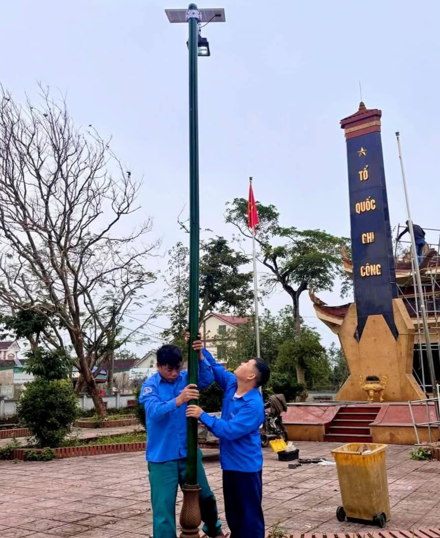 ĐOÀN THANH NIÊN XÃ ĐỨC QUANG CHUNG TAY KHẮC PHỤC HẬU QUẢ BÃO SỐ 10 TẠI CÁC ĐÀI TƯỞNG NIỆM ANH HÙNG LIỆT SĨ  
