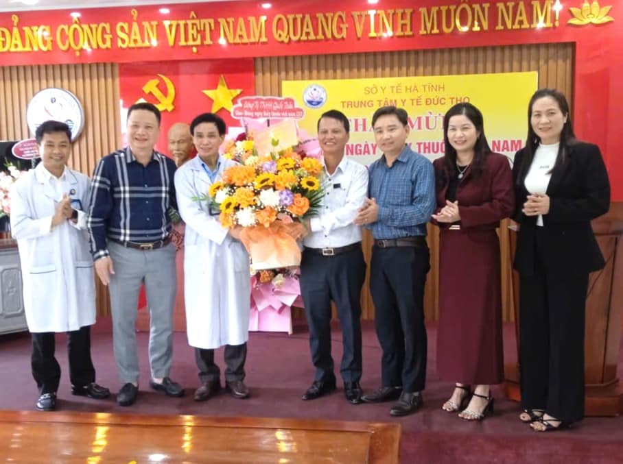 Lãnh đạo xã Đức Quang chúc mừng Ngày Thầy thuốc Việt Nam 