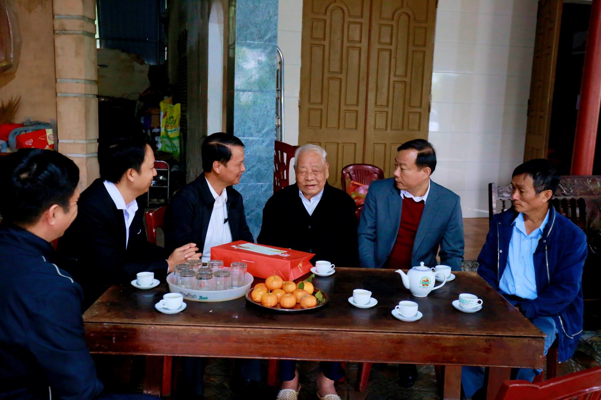 ĐẢNG ỦY XÃ ĐỨC QUANG TẶNG QUÀ ĐẢNG VIÊN ỐM ĐAU, GIÀ CẢ NHÂN DỊP KỶ NIỆM 96 NĂM NGÀY THÀNH LẬP ĐẢNG (03/02/1930 – 03/02/2026) 